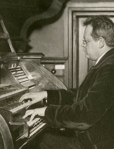 Komponisten Max Reger ved orgelet © Wikimedia